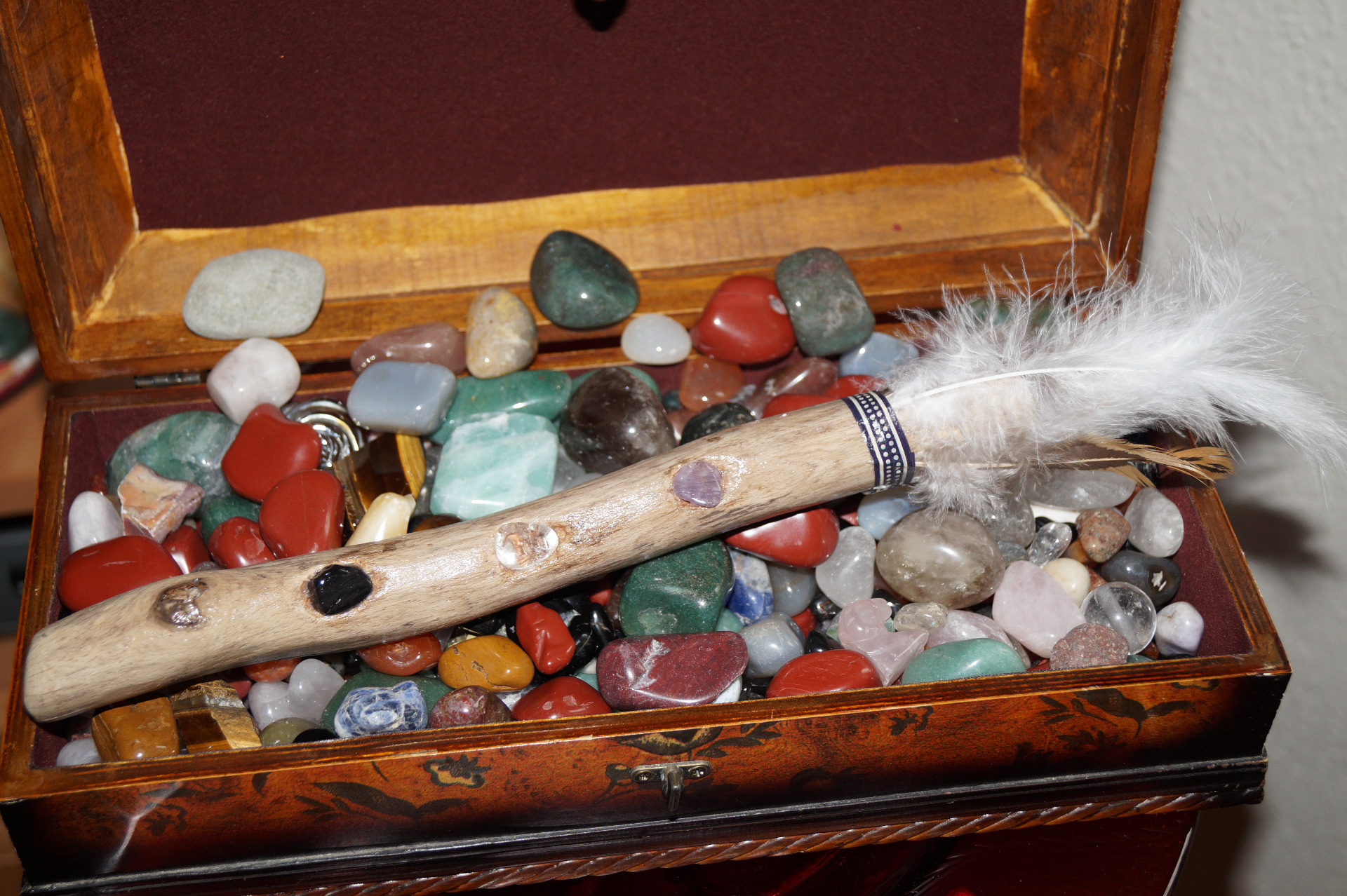 "Stab mit Federn, 3 Edelsteinen -Amethyst, Bergkristall und Apachenträne"